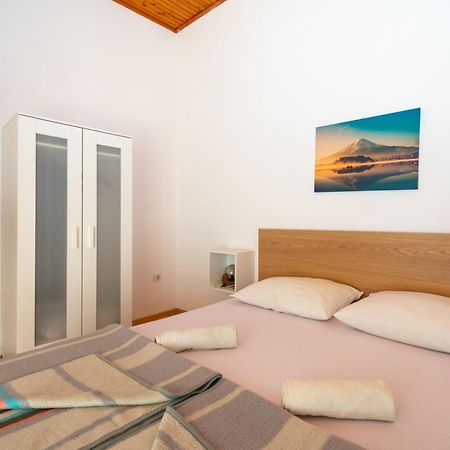 Apartments By The Sea Mandre, Pag - 4101 Kolan Room photo